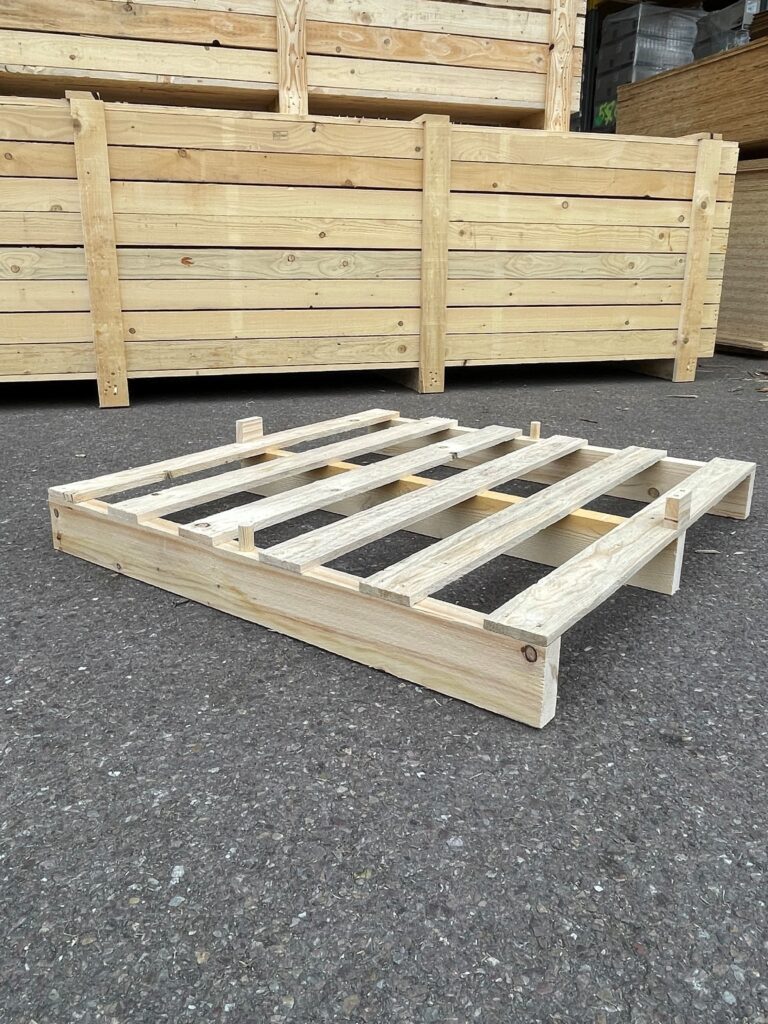 Vue d’ensemble de la palette bois sur mesure avec tourillons amovibles